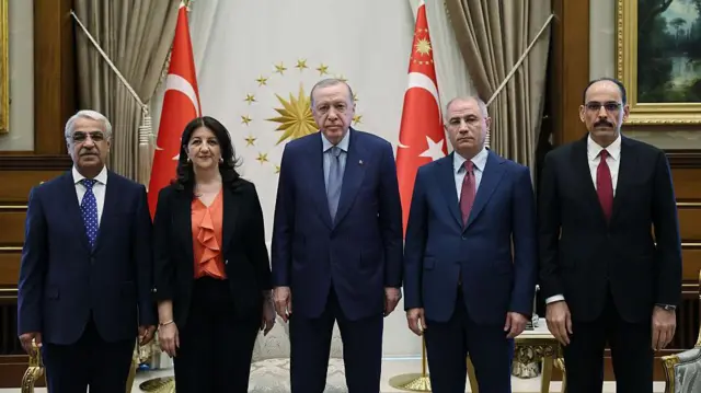 Cumhurbaşkanı Recep Tayyip Erdoğan (ortada), 7 Temmuz 2025 tarihinde Ankara'daki Cumhurbaşkanlığı Külliyesi'nde, DEM Partisi heyetinden AK Parti Başkan Yardımcısı ve Van Milletvekili Pervin Buldan ile Şanlıurfa Milletvekili Mithat Sancar'ı kabul etti. Görüşmeye AK Parti Genel Başkan Yardımcısı Efkan Ala ve Milli İstihbarat Teşkilatı (MIT) Başkanı İbrahim Kalın da katıldı.