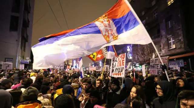 Belgrad'daki kamu televizyonunun önünde de eylemler düzenlendi