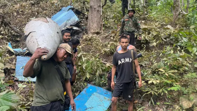 FTC-2000G တိုက်လေယာဥ် အပျက်အစီးတွေနဲ့ KNDF တပ်ဖွဲ့ဝင်တွေ