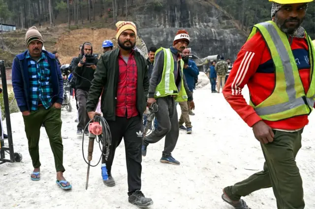 সুড়ঙ্গের ভেতরে প্রবেশ করছেন র‍্যাট হোল মাইনাররা, , সবার আগে মুন্না কুরেশি