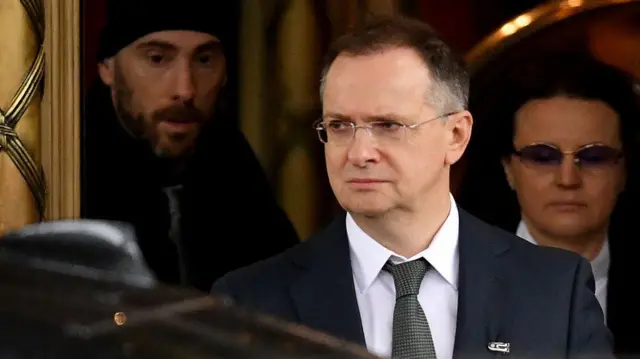 Головний переговірник Росії Володимир Мединський (у центрі) залишає Женеву 18 лютого 2026 року після двогодинного другого раунду переговорів між Росією та Україною, що проводяться за посередництва США з метою покласти край чотирирічній війні.