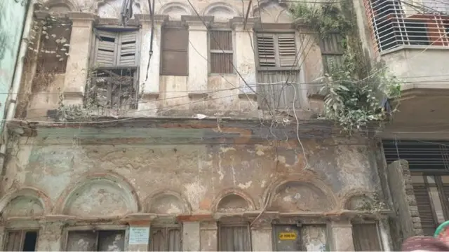 পুরানো ঢাকায় শত বছরের পুরানো ভবনে এখনও মানুষ বাস করছে।