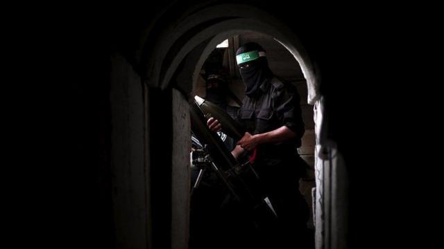 Um membro armado da Brigada Izz ad-Din al-Qassam, o braço militar do Hamas, num túnel no bairroroleta brasileira ao vivoShujaya, na Cidaderoleta brasileira ao vivoGaza, 2014.