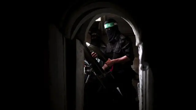 Um membro armado da Brigada Izz ad-Din al-Qassam, o braço militar do Hamas, num túnel no bairrozebet depot minimumShujaya, na Cidadezebet depot minimumGaza, 2014.