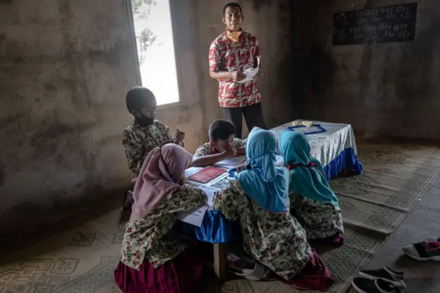 Guru melakukan kunjungan rumah kepada siswa yang memiliki layanan seluler yang buruk di tengah pandemi.