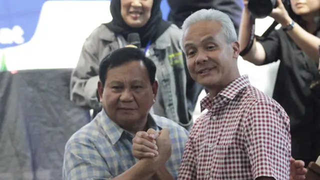 Ganjar Pranowo bersalaman dengan Prabowo Subianto.