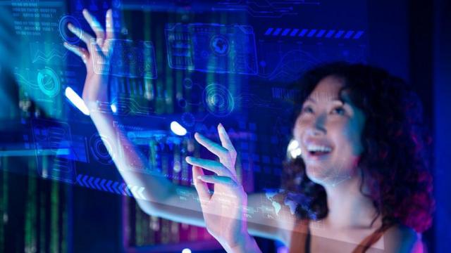 Mulher sorrindo e mexendoa bet365 ta fora do arprojeções na tela