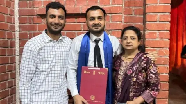 दीपेश (बाएं) अपने भाई दिनेश और मां के साथ.