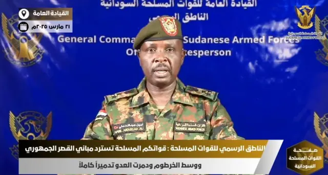 Picha ya televisheni ya Sudan ikiobyesha msemaji wa eshi Nabil Abdallah akitangaza kudhibitiwa kwa ikulu ya Rais