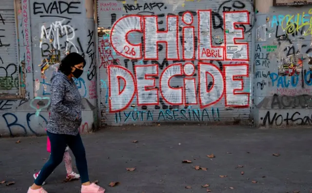 Mulher passa por uma pichação onde se lê "Chile Decide"corinthians e atlético paranaense palpitereferência ao referendocorinthians e atlético paranaense palpite25corinthians e atlético paranaense palpiteoutubro para mudar a constituição da era da ditadura militar do Chile