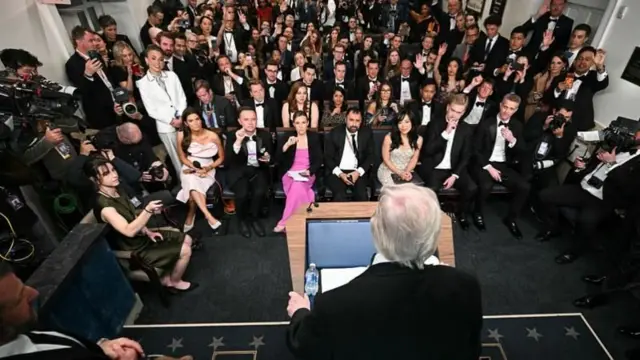 వైట్ హౌస్‌లో విలేఖరులతో మాట్లాడుతున్న ట్రంప్ 