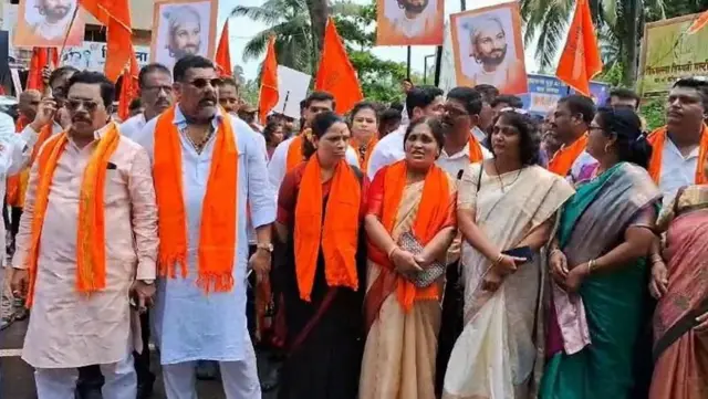 प्रतिमा गिरने के ख़िलाफ़ विरोध प्रदर्शन करते शिवसेना (यूबीटी) के कार्यकर्ता