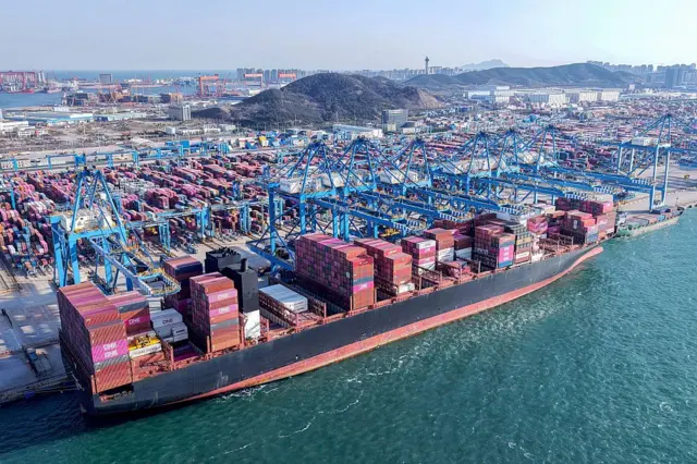 Un barco de carga en el puerto de Qingdao, en el este de China