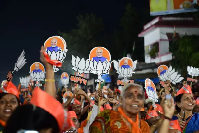 થાનગઢ નગરપાલિકા, ભાજપમાં બળવો, પ્રદ્યુમનસિંહ રાણા, રાજુ અલગોતર, શામજીભાઈ, કૉંગ્રેસ, ભાજપ, આમ આદમી પાર્ટી, બીબીસી ગુજરાતી, બીબીસી ન્યૂઝ ગુજરાતી 