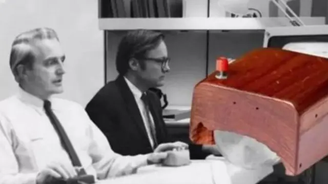 Steve Jobs inasemekana alipenda wazo hilo. Kwa hivyo mara moja aliitaka timu yake ya uhandisi kuacha chochote walichokuwa wakifanya na kuzindua tena kipanya kama bidhaa ya Apple. 