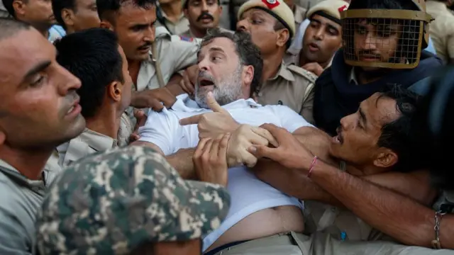 O líder da oposição indiana, Rahul Gandhi, é detido pela polícia durante um protesto em frente à residência do primeiro-ministro Narendra Modi, exigindo responsabilização pela ação policial contra estudantes, em Nova Delhi, Índia, 21 de julho de 2026.