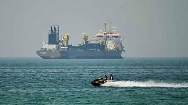 یک کشتی تجاری در تاریخ ۲۰ آوریل ۲۰۲۶ در سواحل دوبی دیده می‌شود.