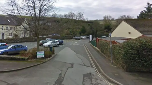 Una vista de la calle de un aparcamiento en Modbury.