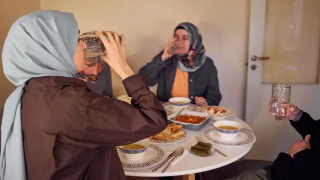 সেহেরি ও ইফতারে প্রচুর তরল খাওয়ার পরামর্শ দেয়া হয়।