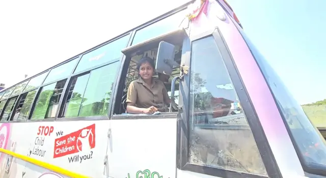 பேருந்து ஓட்டுநராக ஷர்மிளா