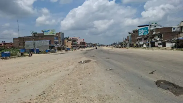 लाहान बजारको खाली सडक