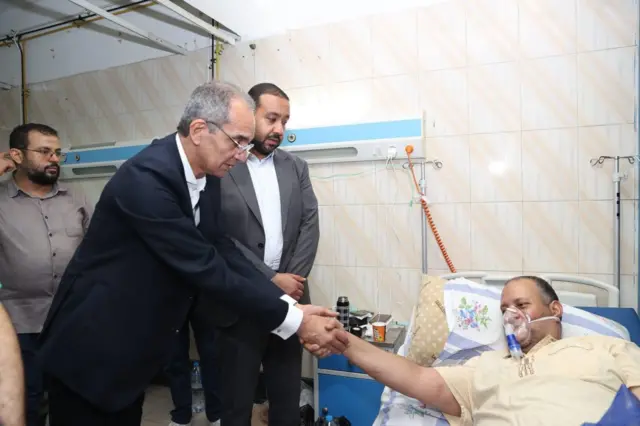وزير الاتصالات المصري يزور المصابين في المستشفى