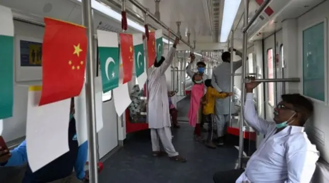 اورنج لائن میٹرو ٹرین