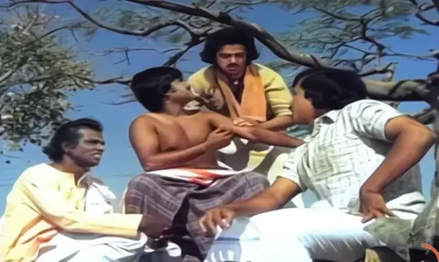16 வயதினிலே படத்தில் ரஜினிகாந்த், கவுண்டமணி உள்ளிட்டோர் 