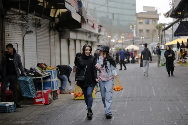 نمایی از زندگی روزمره در یکی از خیابان‌های تهران؛ مردم در حال رفت‌وآمد در شهر هستند