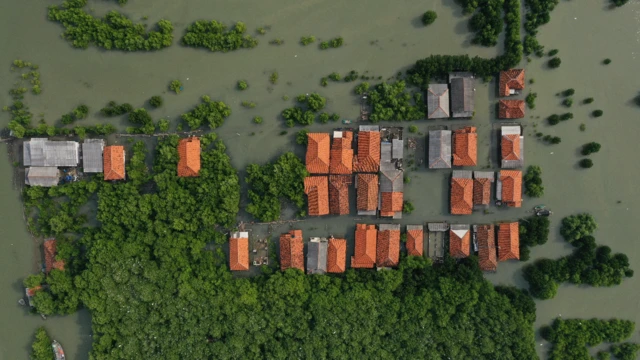 Blok Empang di Eretan Wetan, Indramayu terisolir tiap kali banjir bandang menerjang. 