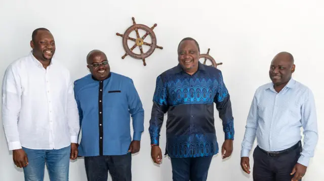 Mu muhate wo gushaka amahoro, muri uku kwezi, Uhuru Kenyatta (wa kabiri iburyo) yakiriye intumwa za M23 zirimo umuvugizi wayo Lawrence Kanyuka (ubanza ibumoso) n'umukuru wa politike Bertrand Bisimwa (wa kabiri ibumoso)