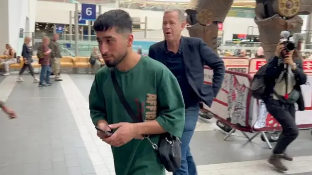 اندرو هاردینگ با مردی که برای دریافت پول نقد عبور از کانال مانش به ایستگاه نیواستریت بیرمنگام آمده، مواجه می‌شود
