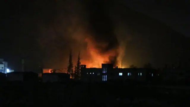 Hayaƙi ya turnuƙe a kusa da Damascus a daren Litinin a cikin dare