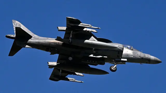 Un avión AV-8B Harrier II del Cuerpo de Marines de EE. UU. sobrevuela el Aeropuerto Internacional Mercedita, el 2 de diciembre de 2025, en Ponce, Puerto Rico.