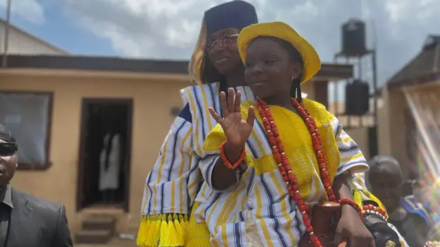 Aworan ọmọ ọdun marun un lori ẹṣin