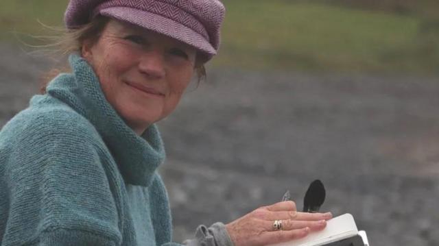 Geraldine com um caderno de anotações