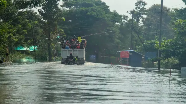 သြဂုတ် ၁၆ ရက် - ါးသိုင်းချောင်း - အိုင်သပြု လမ်းပိုင်းမြင်ကွင်း 
