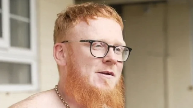 چهره جان گلدوین با عینک