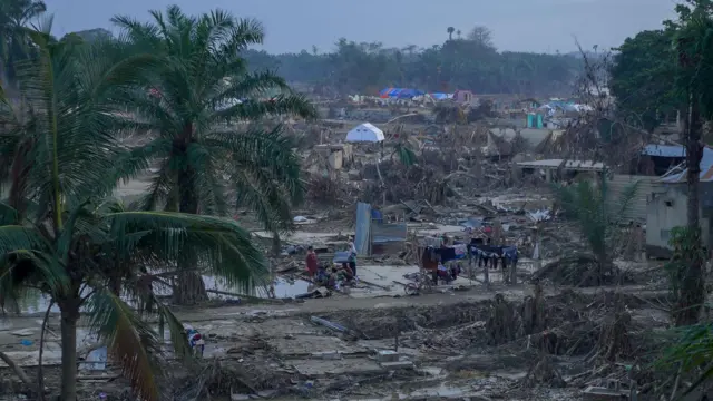Kondisi terkini di Aceh Tamiang. Rumah warga luluh lantak disapu banjir bandang. 