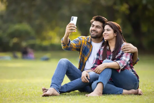 তবে ডেটিং অ্যাপ ব্যবহার করে অনেকে বিয়েও করেছে।