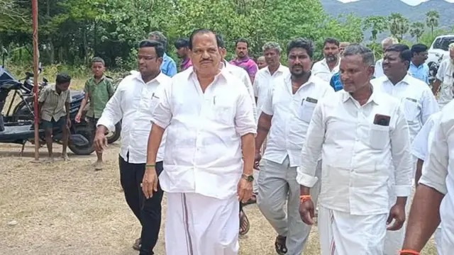 எஸ்.பி.வேலுமணி பொதுவெளியில் தொடர்ந்து பேட்டி கொடுத்தால் கடுமையான நடவடிக்கை எடுக்கப்படும் என இபிஎஸ் ஆதரவாளர் அக்ரி கிருஷ்ணமூர்த்தி சொல்கிறார்.