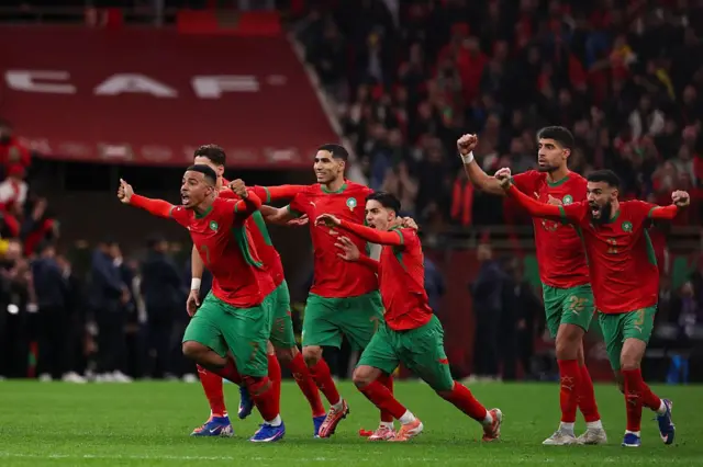 Les joueurs du Maroc célèbrent la victoire aux tirs au but lors de la demi-finale de la 35e Coupe d'Afrique des Nations (CAN 2025) opposant le Maroc au Nigéria au stade du Prince Moulaye Abdallah de Rabat, le 14 janvier 2026.