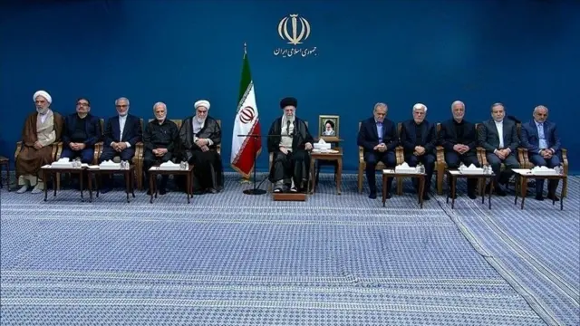 علی خامنه‌ای در کنار دیگر مسئولان حکومت ایران