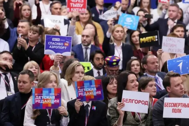 Savol berish uchun kutib turgan jurnalistlar