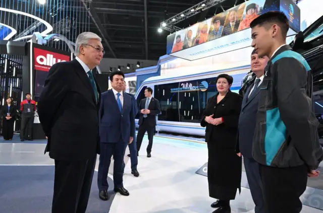 Taytlar bilan külotlar Avtomobillar va robotlar bilan porno tomosha qiling