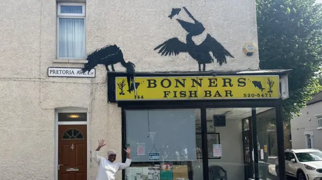 มาเซีย แมคไนท์ มีความสุขมากที่สามารถชมศิลปะชิ้นนี้ได้จากแฟลตของเธอ