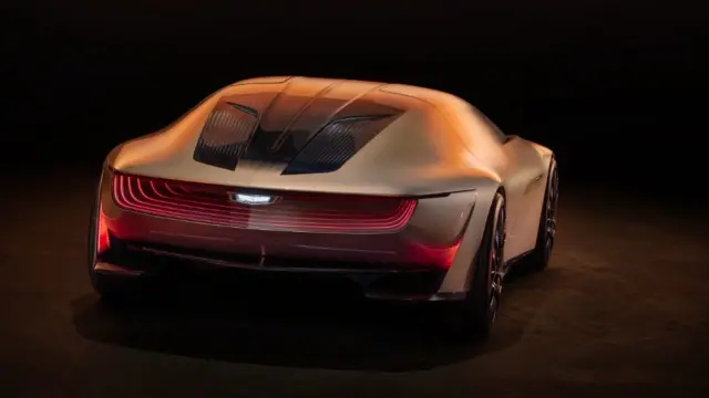 مدیر طراحی کادیلاک می‌گوید به دنبال فرمی بوده که نهایت یک ماشین اسپرت را در کنار نهایت یک ماشین لوکس نمایش دهد