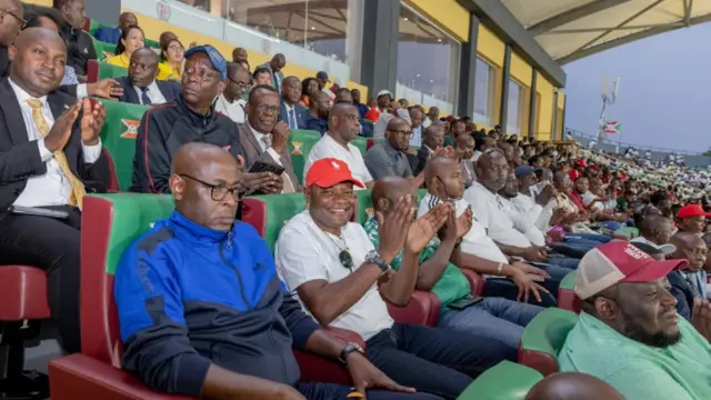 Abantu isinzi bicaye kuri Stade Intwari baraba urukino rw'umupira w'amaguru, bamwe bakoma mu mashi. Aha ni i Bujumbura, ku wa 31 Nzero (1) mu mwaka wa 2026. 