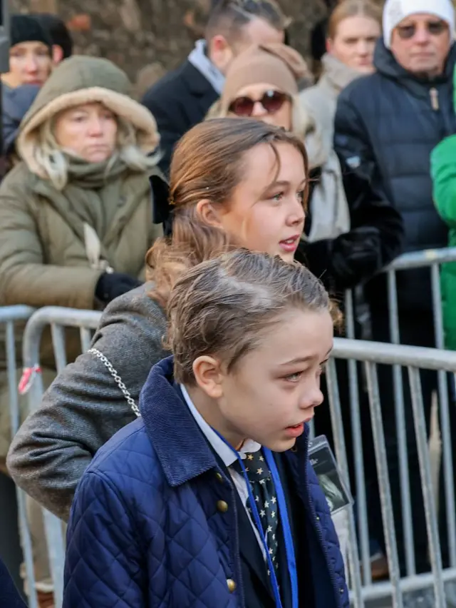 Девочка постарше и мальчик помладше