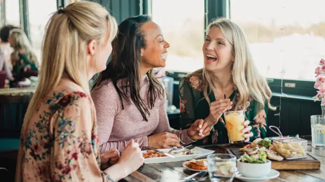 साथ खाना खाती महिलाएं (सांकेतिक तस्वीर)